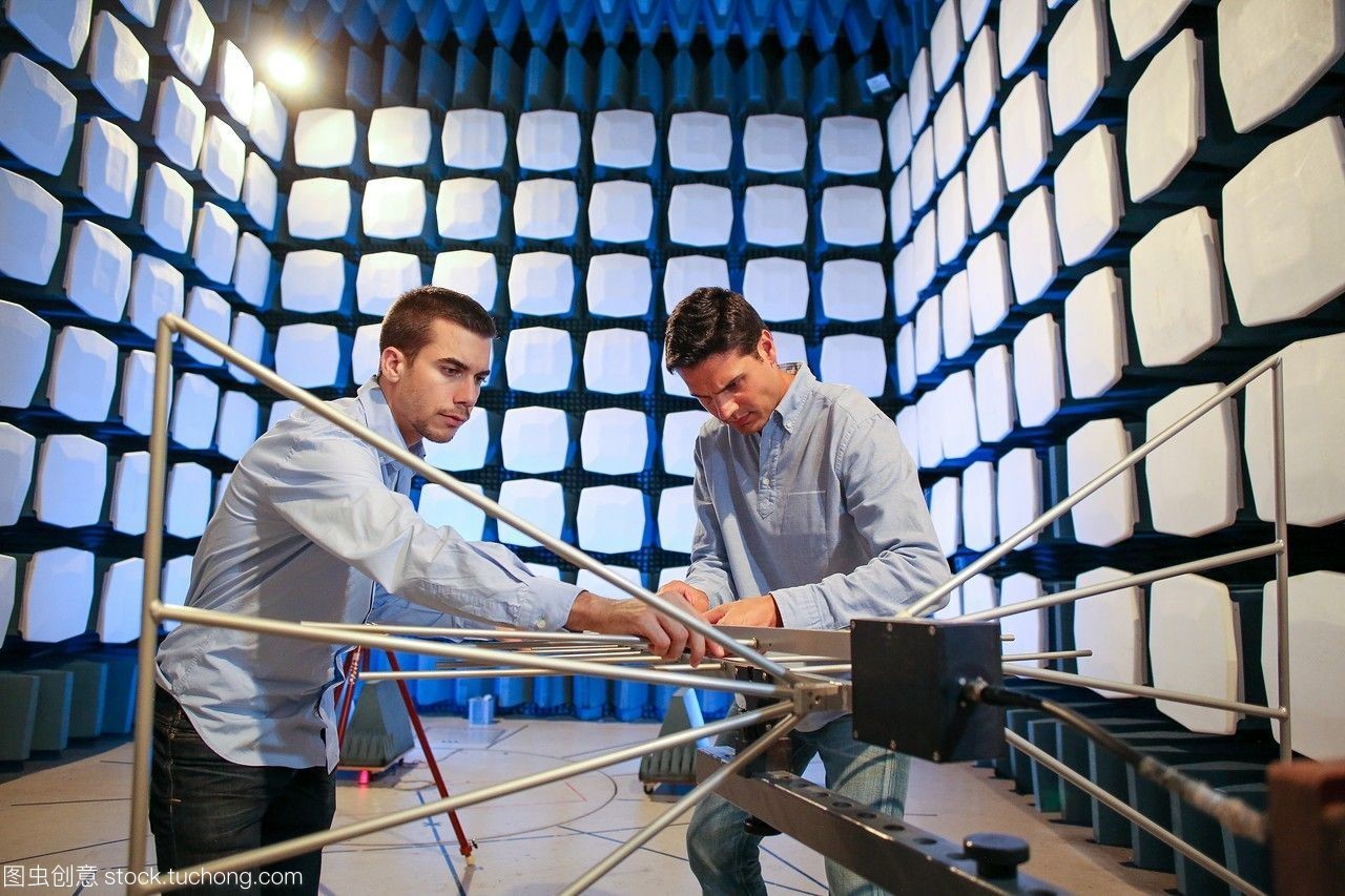 研究人員。消聲室。emc&電信實(shí)驗(yàn)室低壓電器電子產(chǎn)品認(rèn)證。技術(shù)服務(wù)行業(yè)。tecnalia研究與創(chuàng)新。bizkaia。巴斯克的國(guó)家。西班牙。